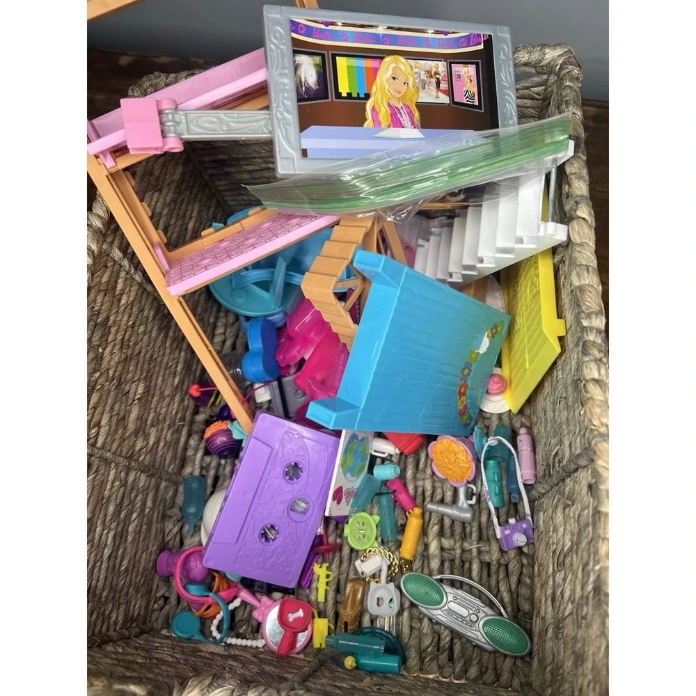 Barbie Mattel Mixed Lot Clothing And Accessories And Other Doll Accessories